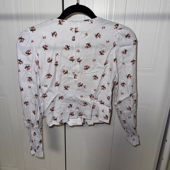 Aritzia White floral blouse with a touch of pink #floralblouse #aritzia - Picture 4 of 4